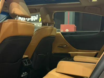 2023 لكزس إي إس 350