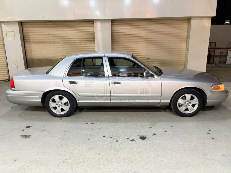 2011 فورد كراون فكتوريا