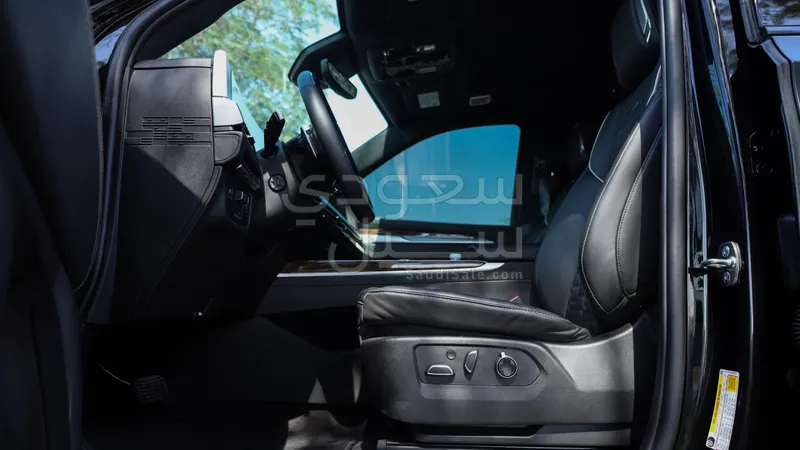 2025 كاديلاك اسكاليد بلاتينيوم