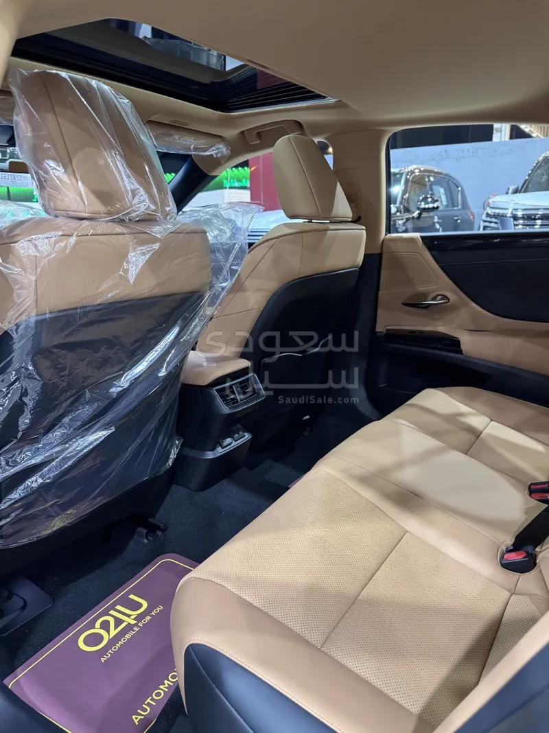 2025 لكزس إي إس 250