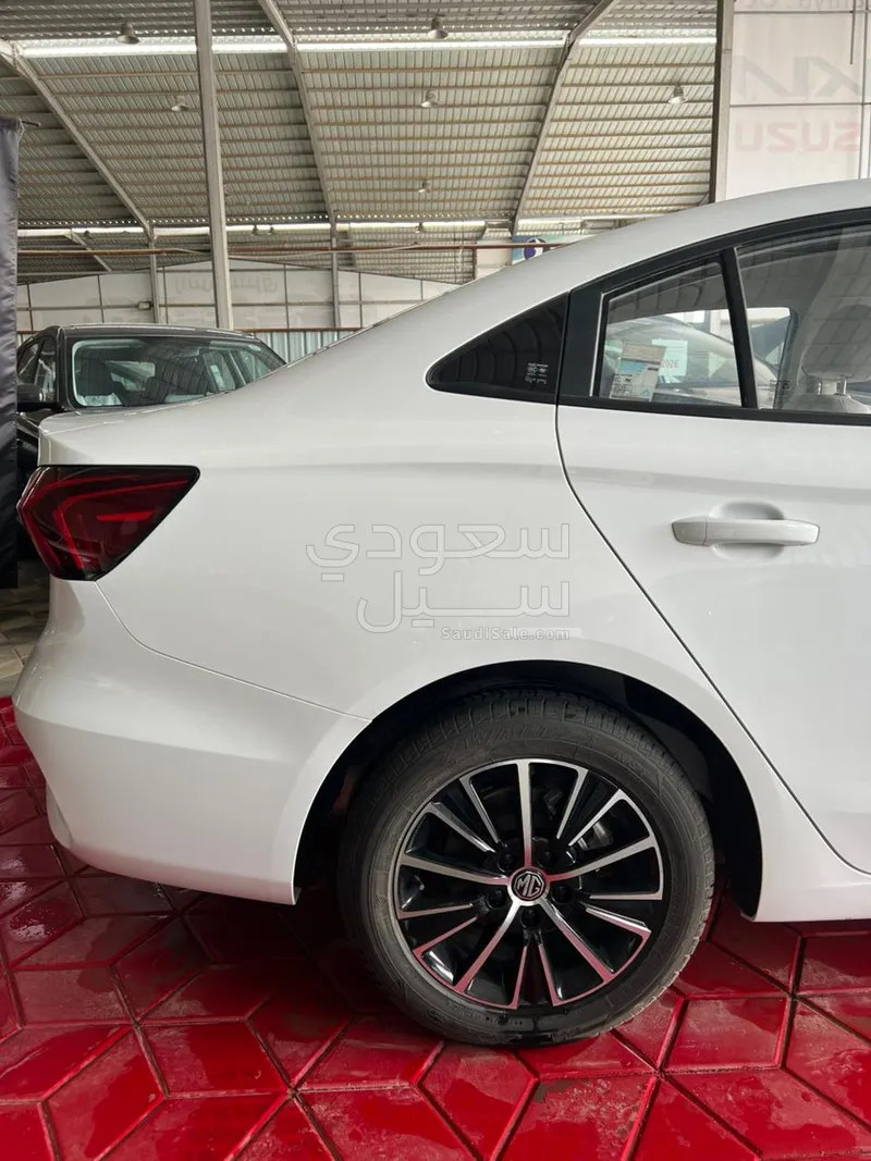 2025 ام جي ام جي 5