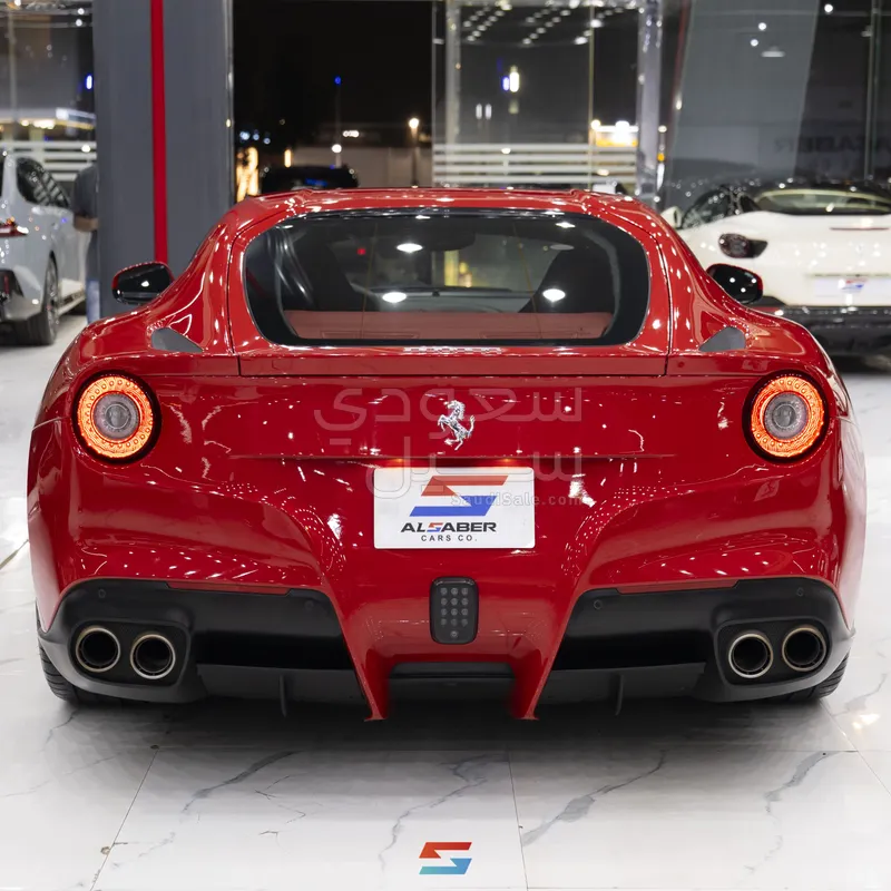 2015 فيراري اف 12 بيرلينيتا