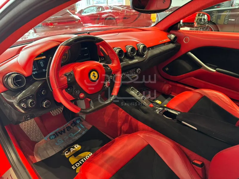 2016 فيراري اف 12