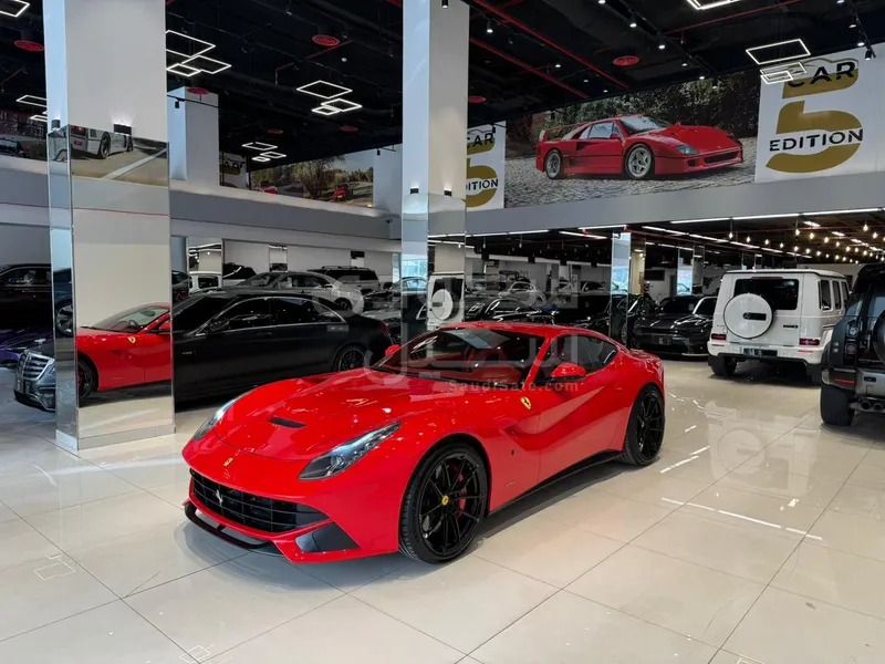 2016 فيراري اف 12