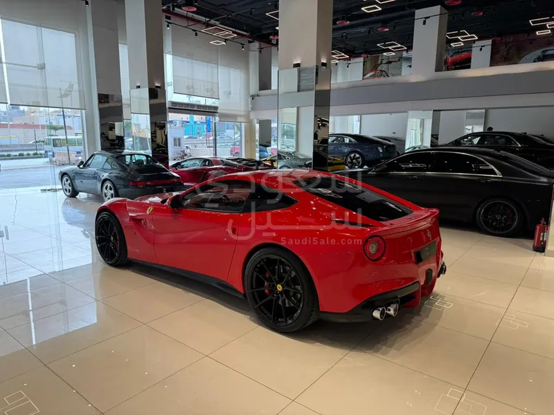 2016 فيراري اف 12