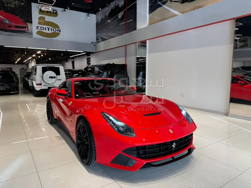 2016 فيراري اف 12