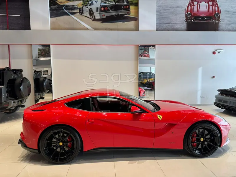 2016 فيراري اف 12