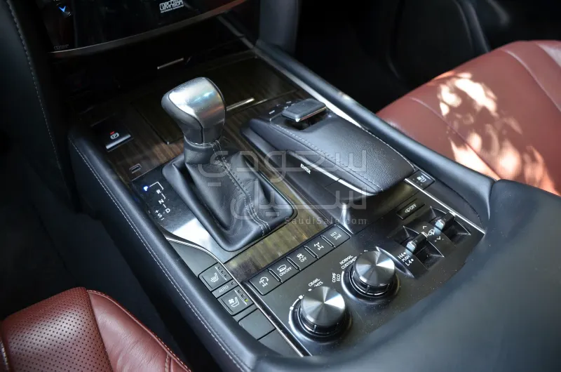 2016 لكزس إل إكس 570