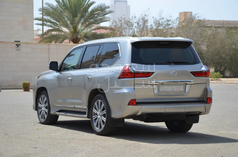2016 لكزس إل إكس 570