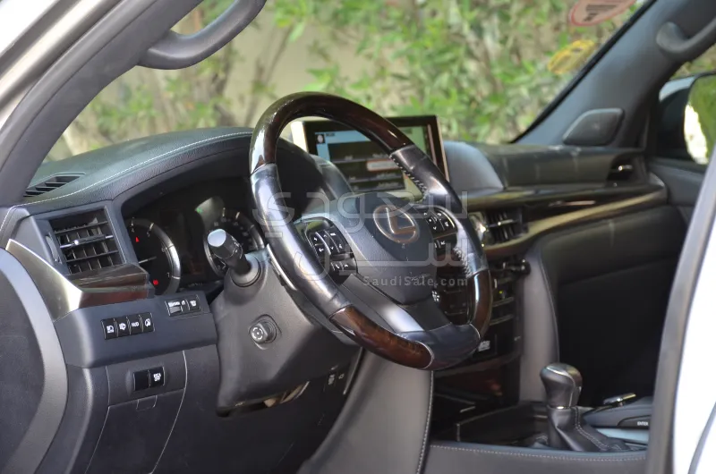 2016 لكزس إل إكس 570