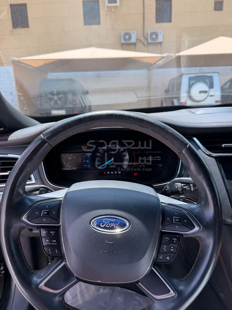 2022 فورد توروس تيتانيوم بلس