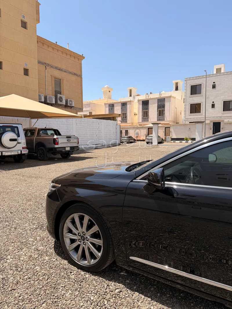 2022 فورد توروس تيتانيوم بلس