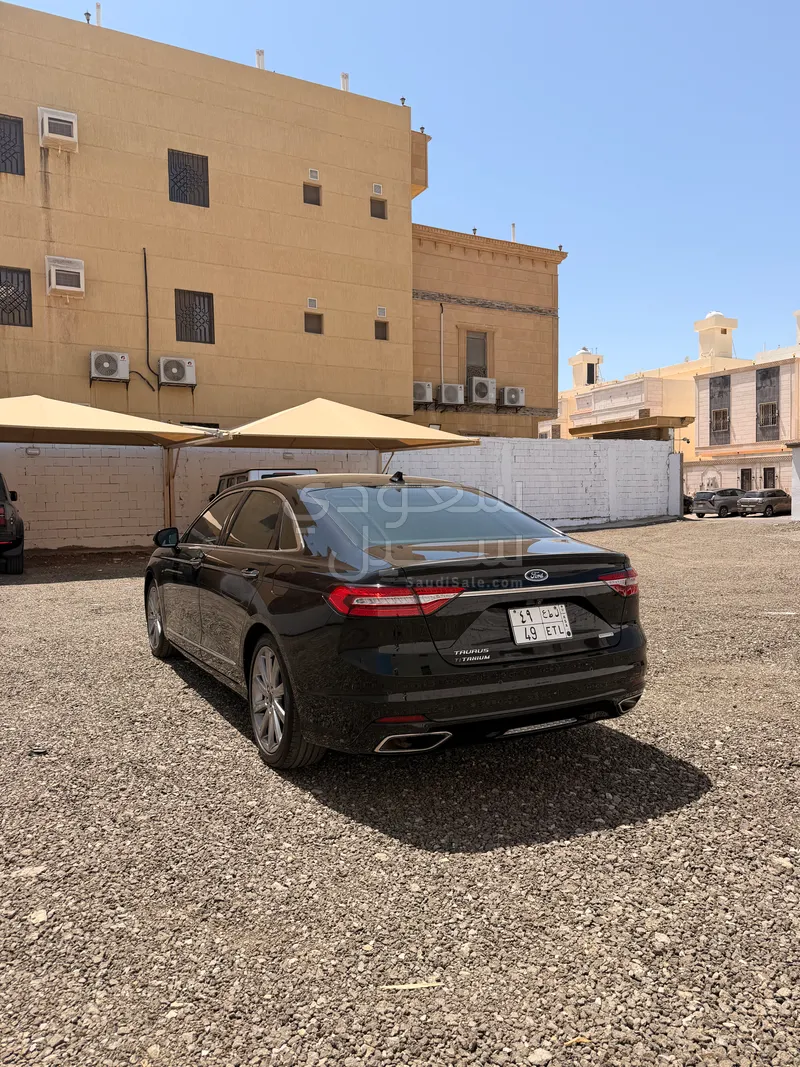 2022 فورد توروس تيتانيوم بلس