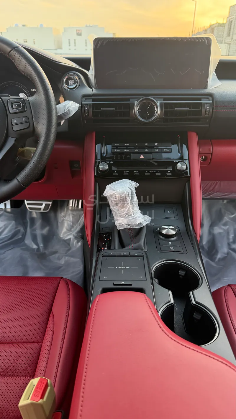 2025 لكزس آي إس 350 إف