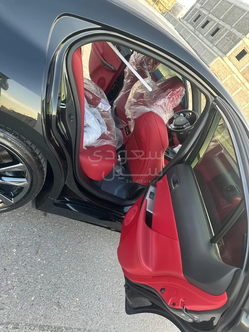 2025 لكزس آي إس 350 إف