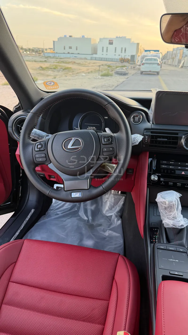 2025 لكزس آي إس 350 إف