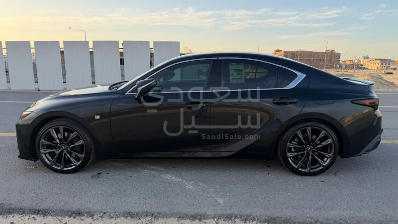 2025 لكزس آي إس 350 إف