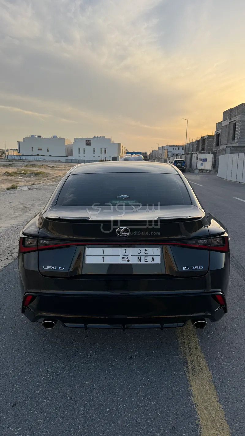 2025 لكزس آي إس 350 إف