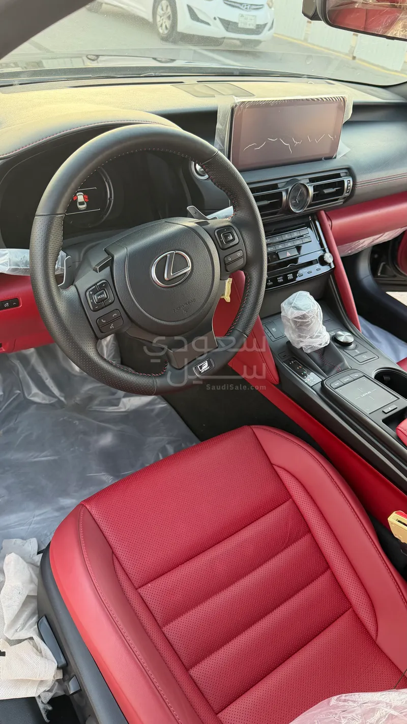 2025 لكزس آي إس 350 إف