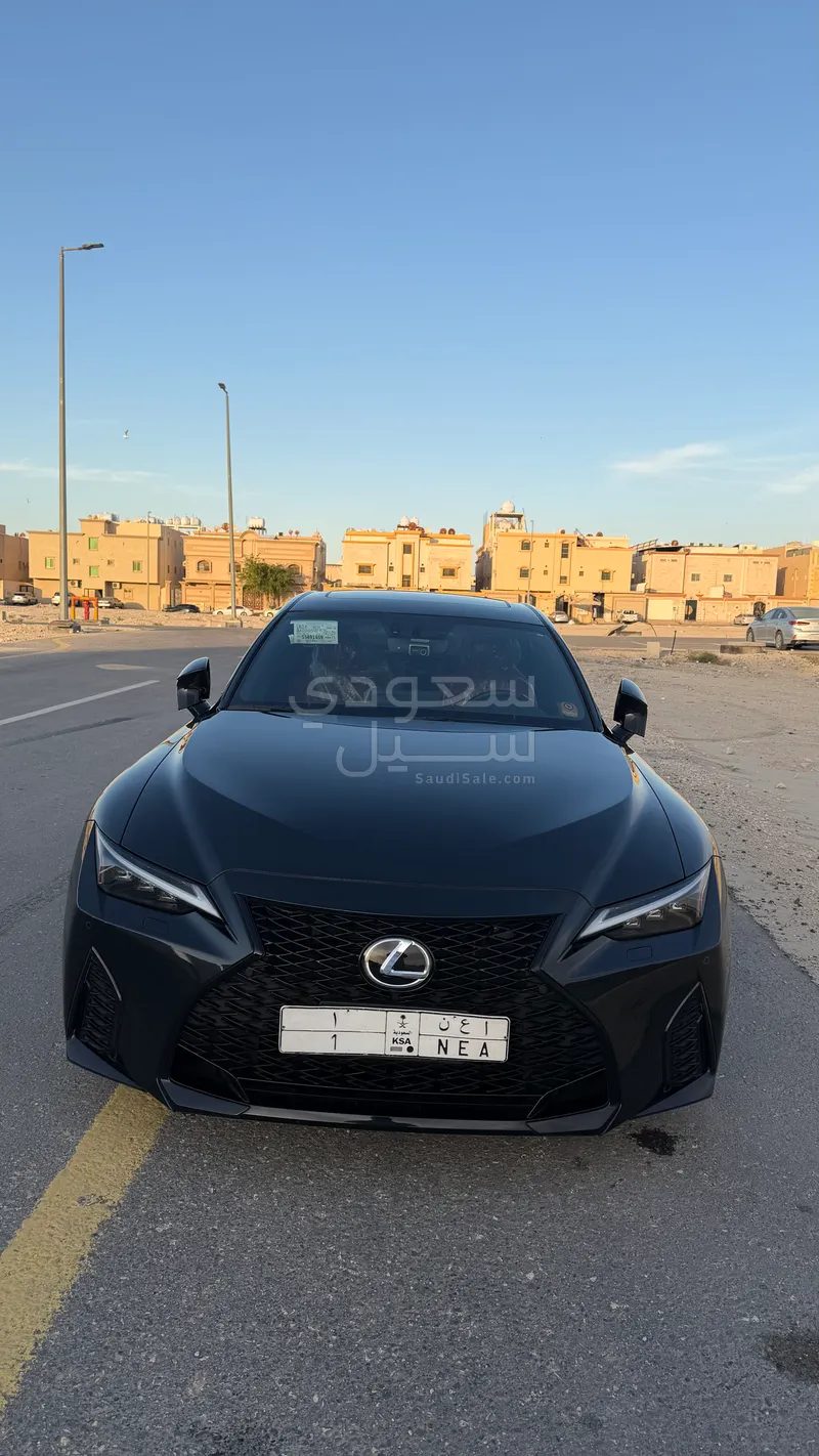 2025 لكزس آي إس 350 إف