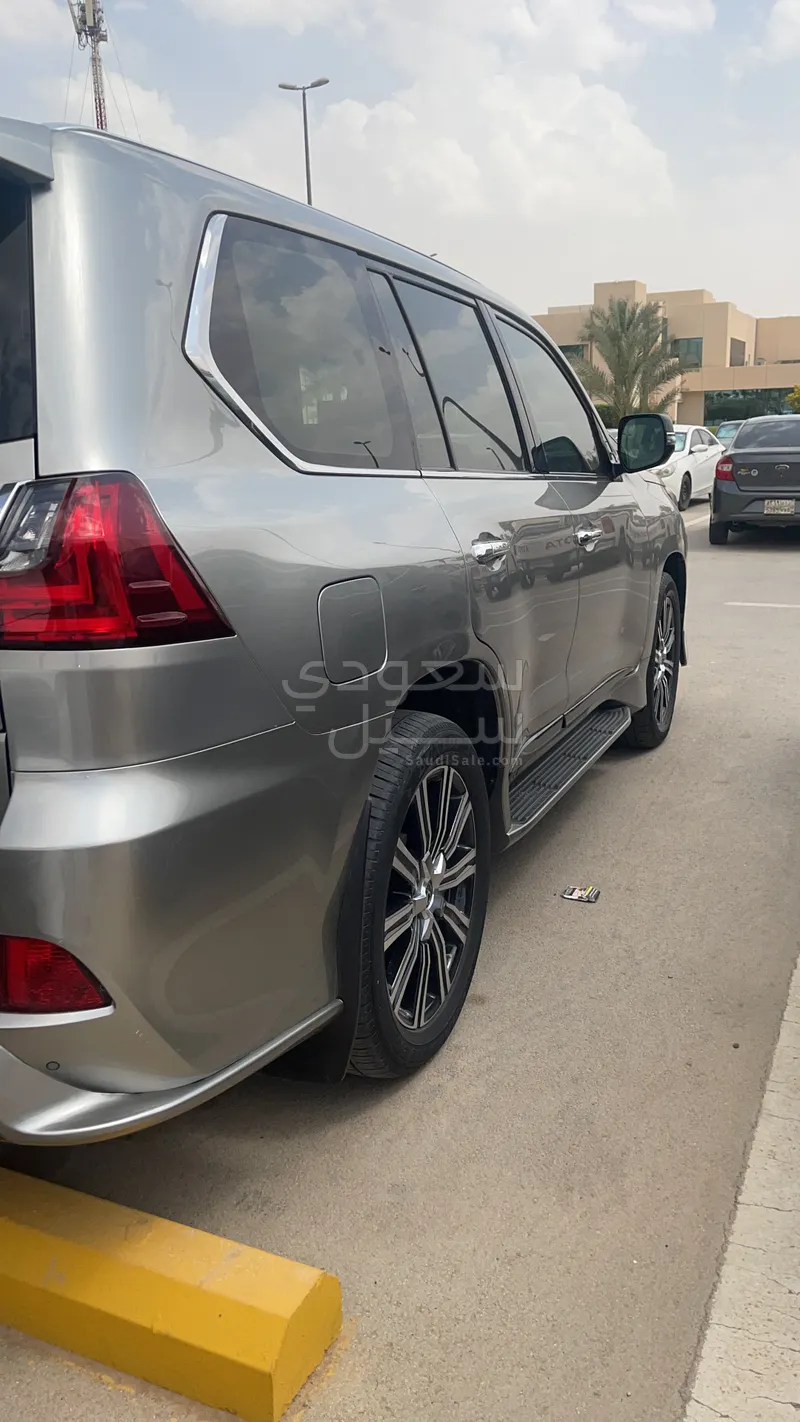 2016 لكزس إل إكس 570