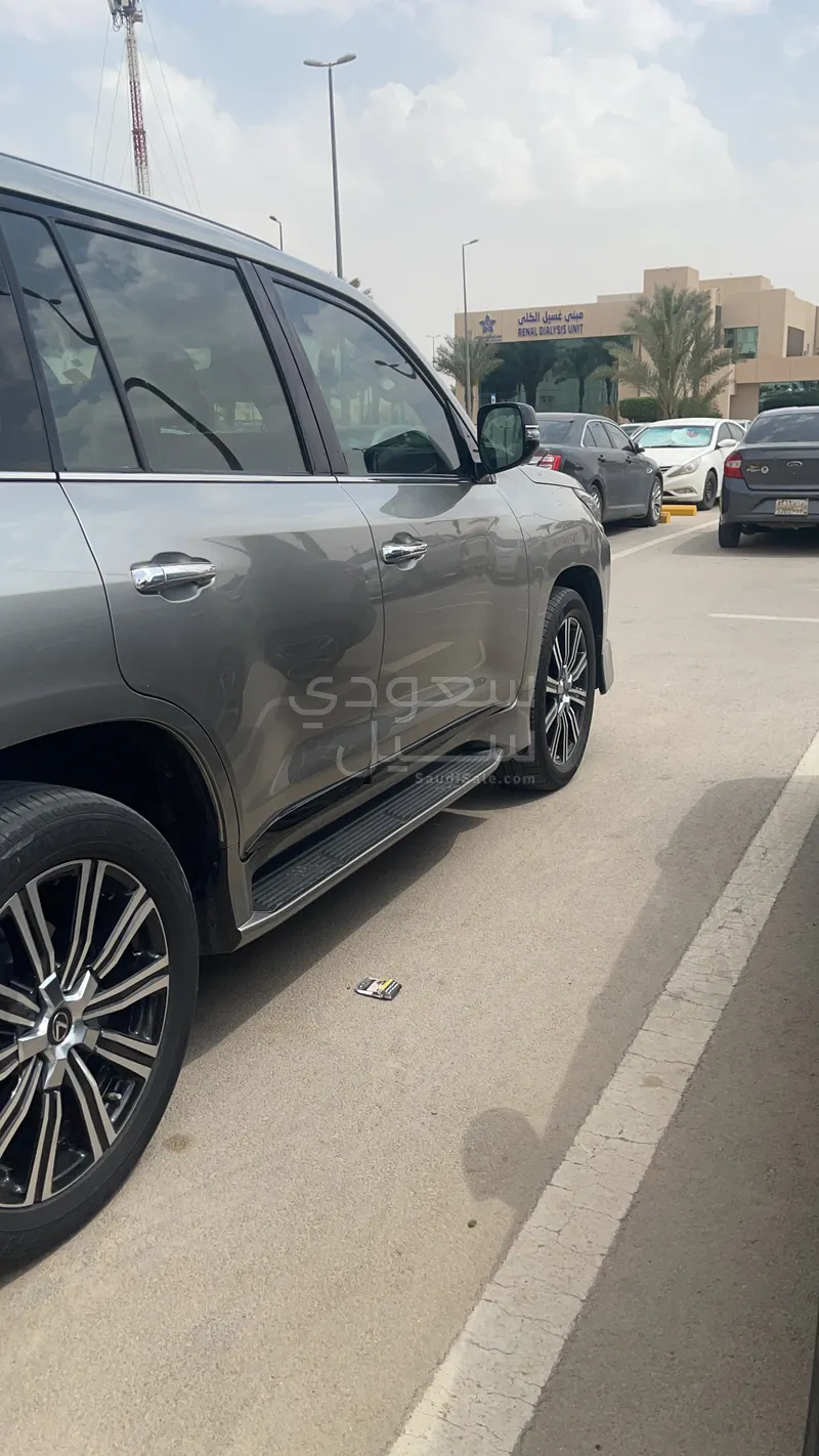 2016 لكزس إل إكس 570