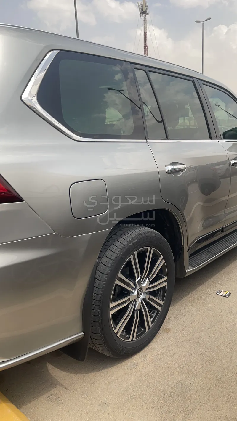 2016 لكزس إل إكس 570