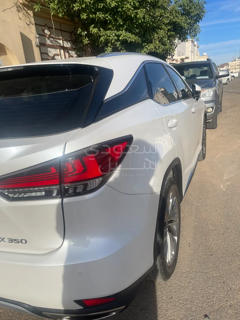 2021 لكزس أر إكس 350