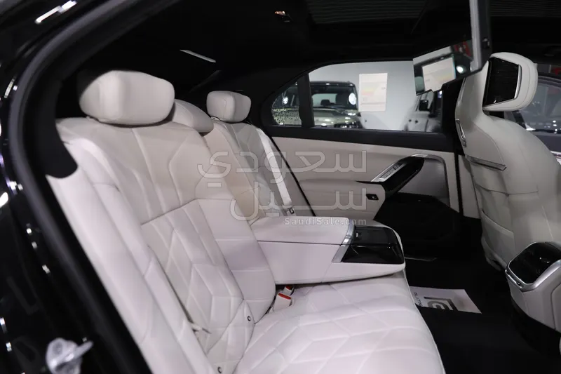 2026 بي ام دبليو الفئة السابعة 735أي