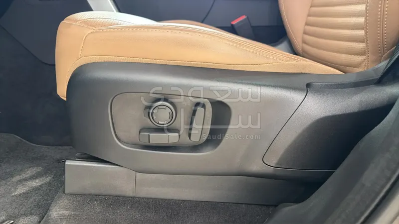 2025 لاند روفر ديسكفري