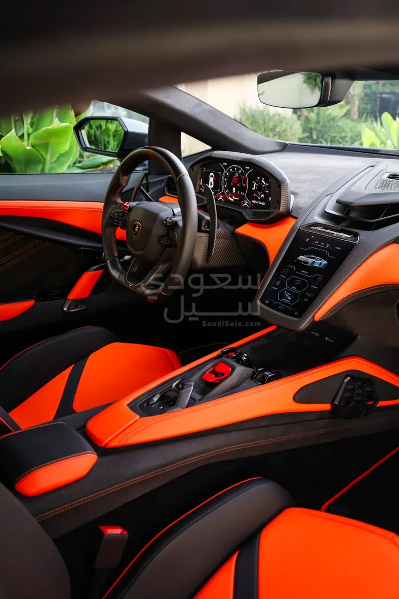 2025 لمبرجيني ريفويلتو