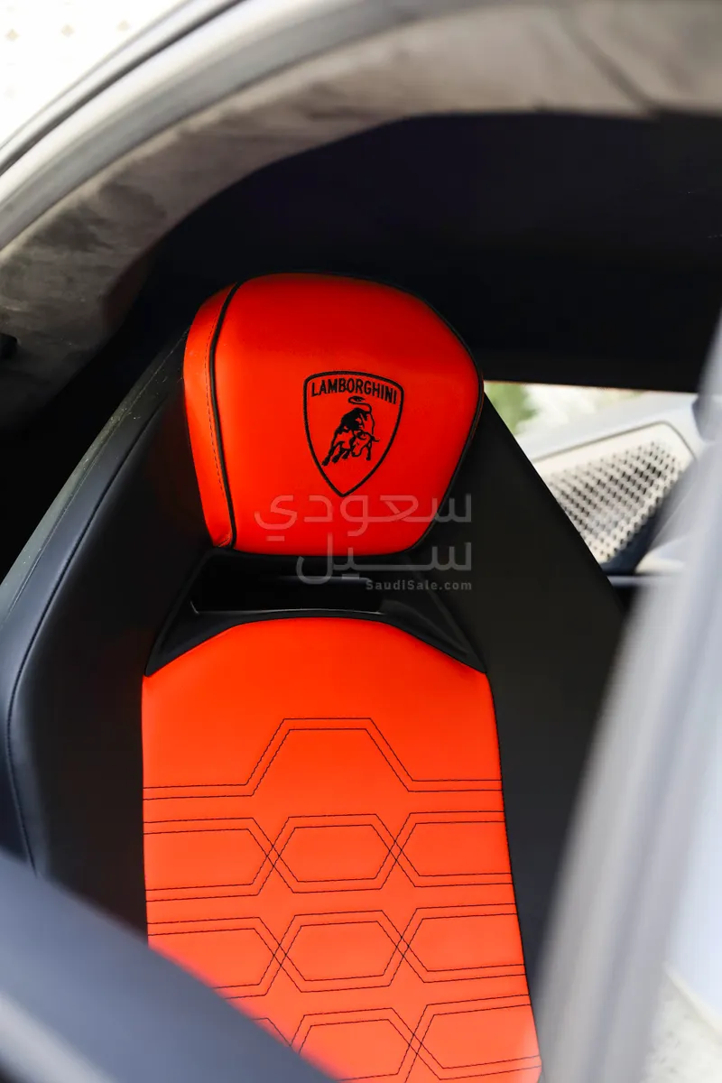 2025 لمبرجيني ريفويلتو