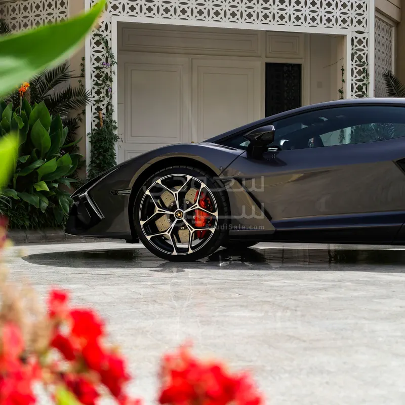 2025 لمبرجيني ريفويلتو