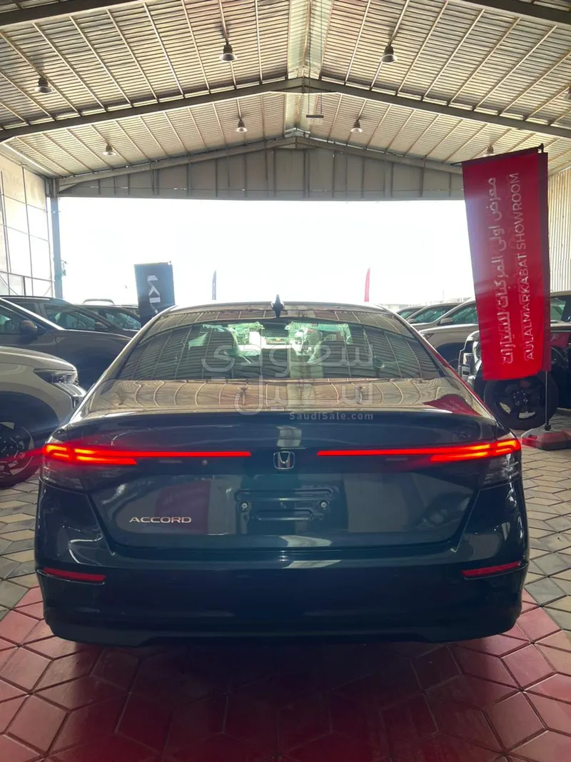 2025 هوندا اكورد إي إكس أي - اي