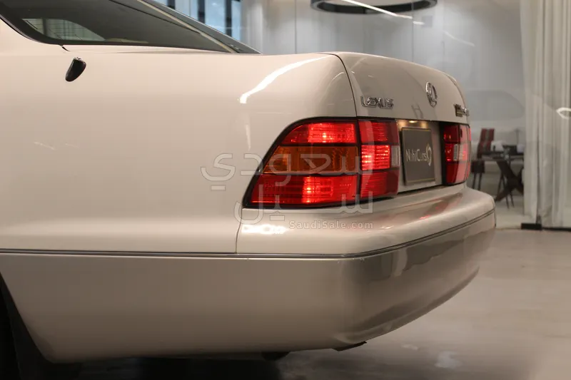 2000 لكزس إل إس 400