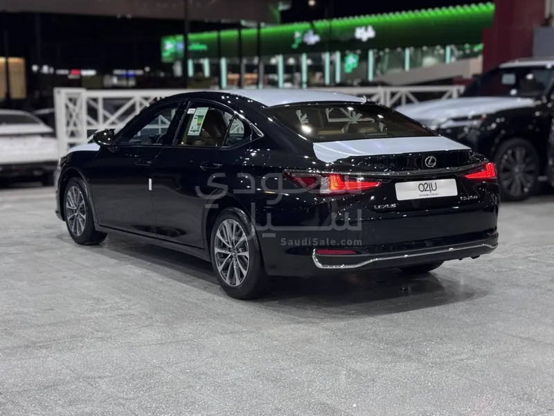 2025 Lexus ES 250