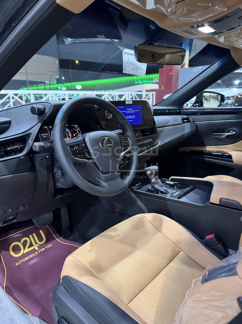 2025 Lexus ES 250