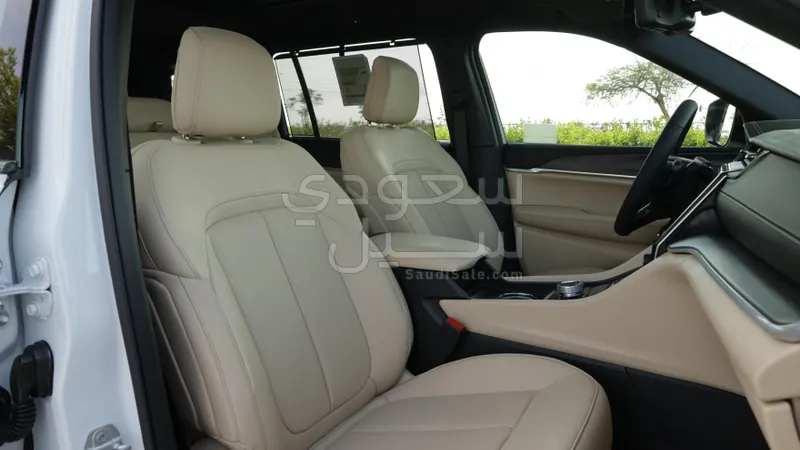 2025 جييب جراند شيروكي ليمتد بلس