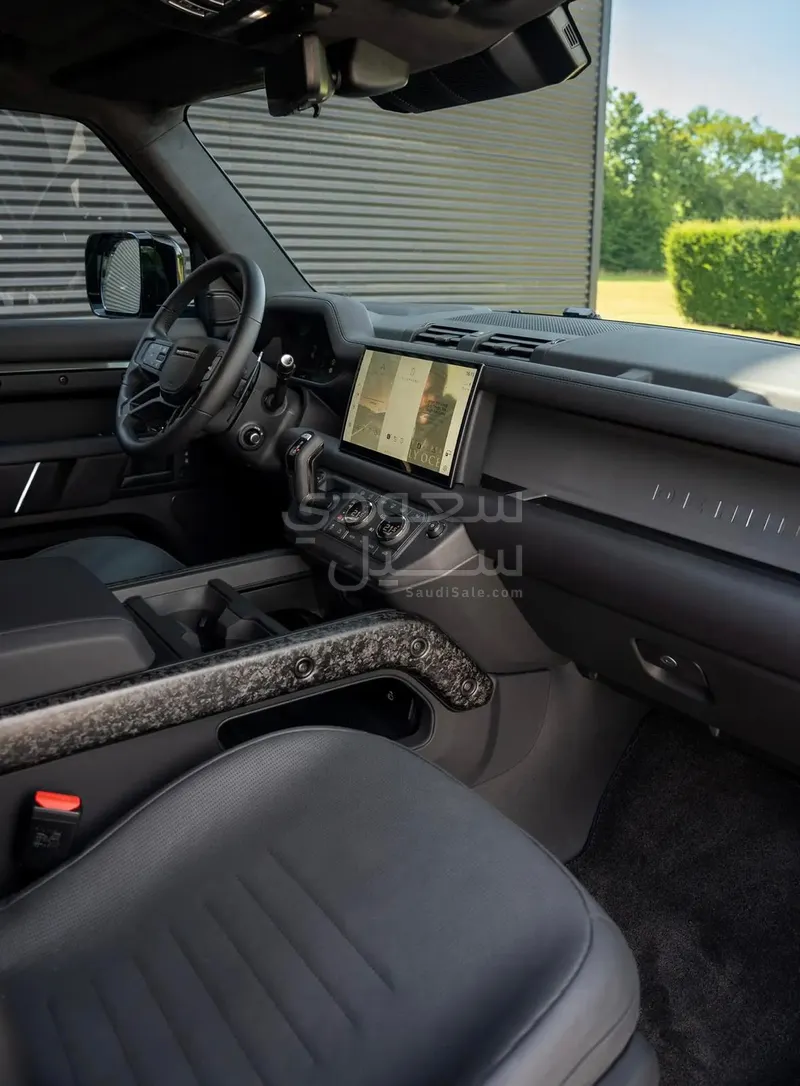 2025 لاند روفر ديفيندر اوكتا