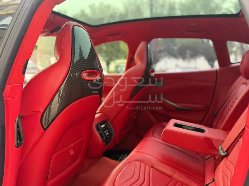 2021 استون مارتن دي بي اكس