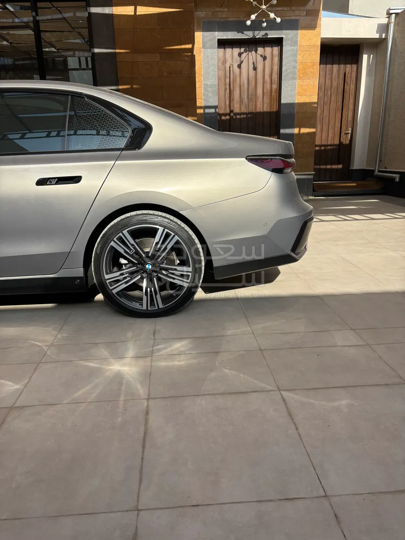 2025 بي ام دبليو الفئة السابعة 735أي