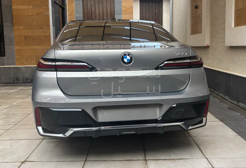 2025 بي ام دبليو الفئة السابعة 735أي