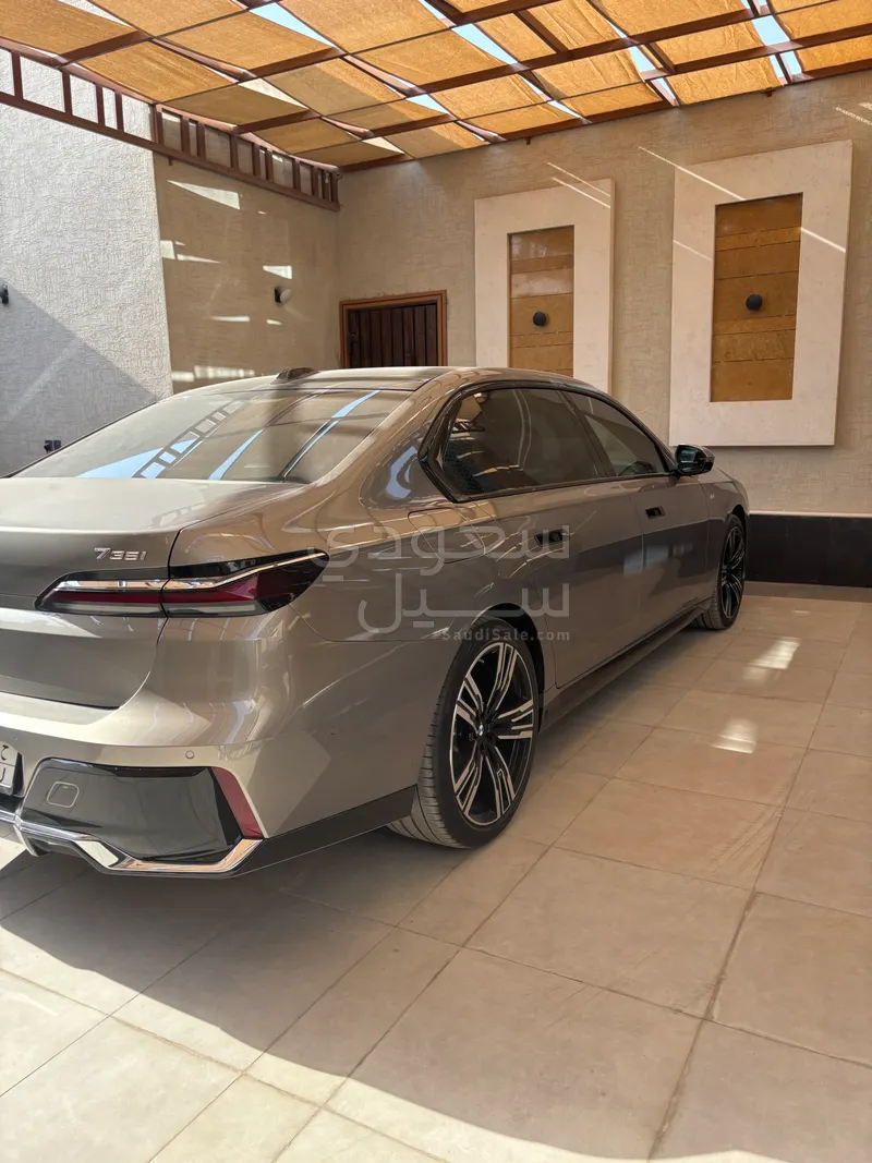 2025 بي ام دبليو الفئة السابعة 735أي