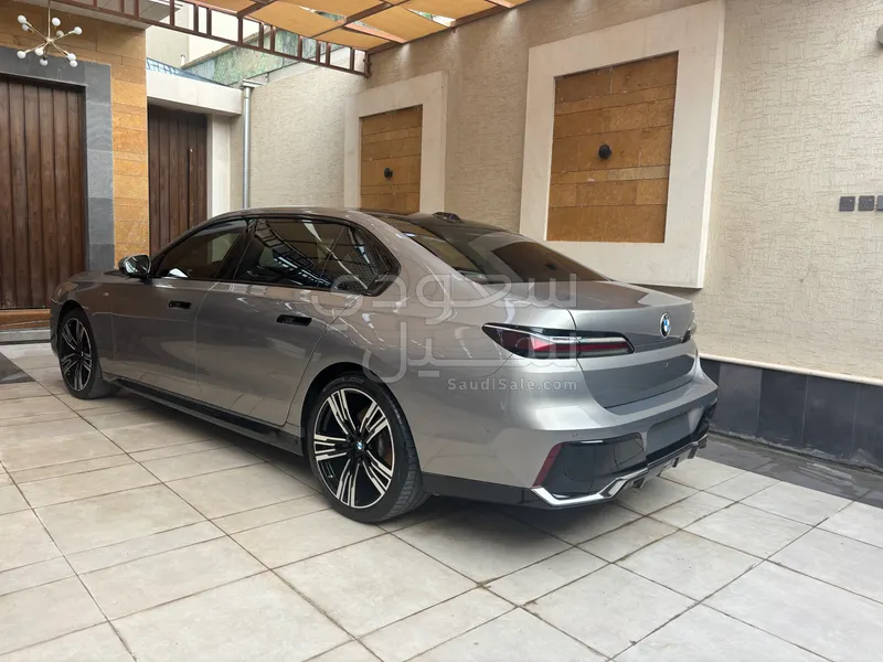 2025 بي ام دبليو الفئة السابعة 735أي