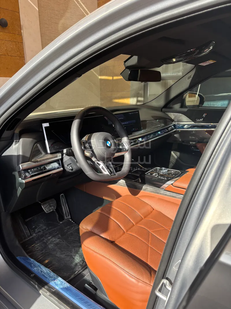 2025 بي ام دبليو الفئة السابعة 735أي