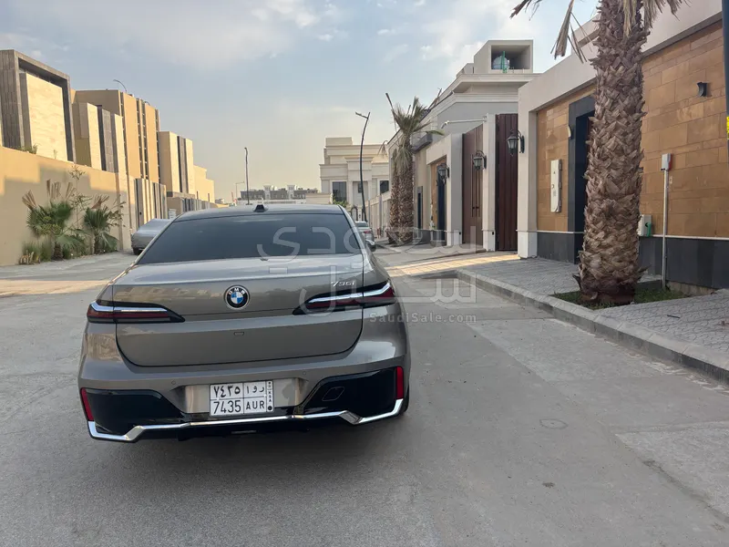 2025 بي ام دبليو الفئة السابعة 735أي