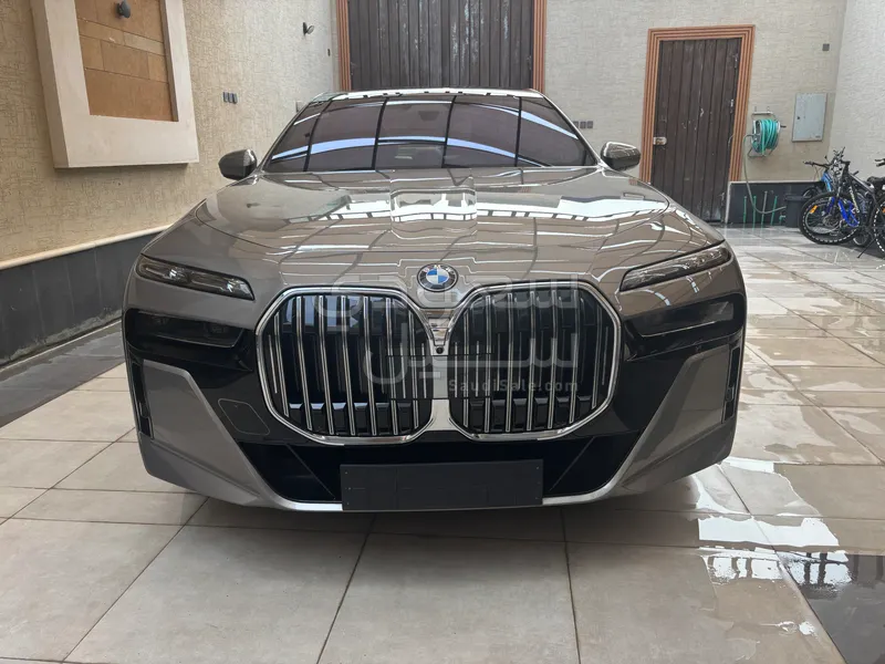 2025 بي ام دبليو الفئة السابعة 735أي