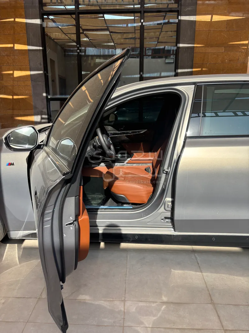 2025 بي ام دبليو الفئة السابعة 735أي