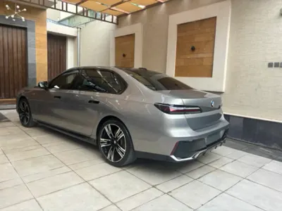 2025 بي ام دبليو الفئة السابعة 735أي