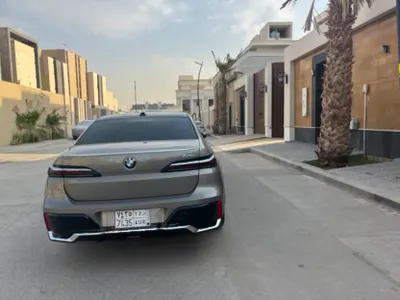 2025 بي ام دبليو الفئة السابعة 735أي